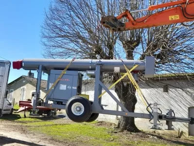 Déchargement d’une éolienne pour un Château à POMEROL (33500)