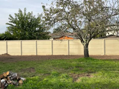Création d’une clôture mur plein en plaques béton à SAINT-SULPICE-DE-FALEYRENS (33330)