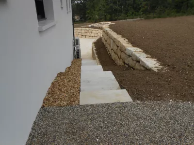 Réalisation d’un escalier en pierre contre une maison d’habitation à SAINT-SAUVEUR-DE-PUYNORMAND (33660)